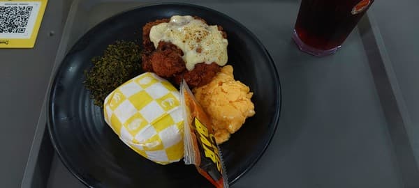 Ayam Crisbar Cabang Gang Pelita II: Crispy, Manis, dan Ada Kejutan Mozzarella-nya