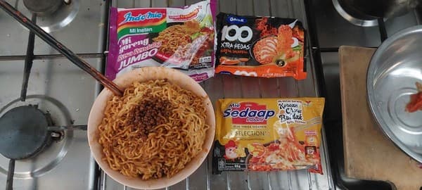 Campur 3 Mie Sekaligus: Chaos Pedas yang Ternyata Bisa Dimakan