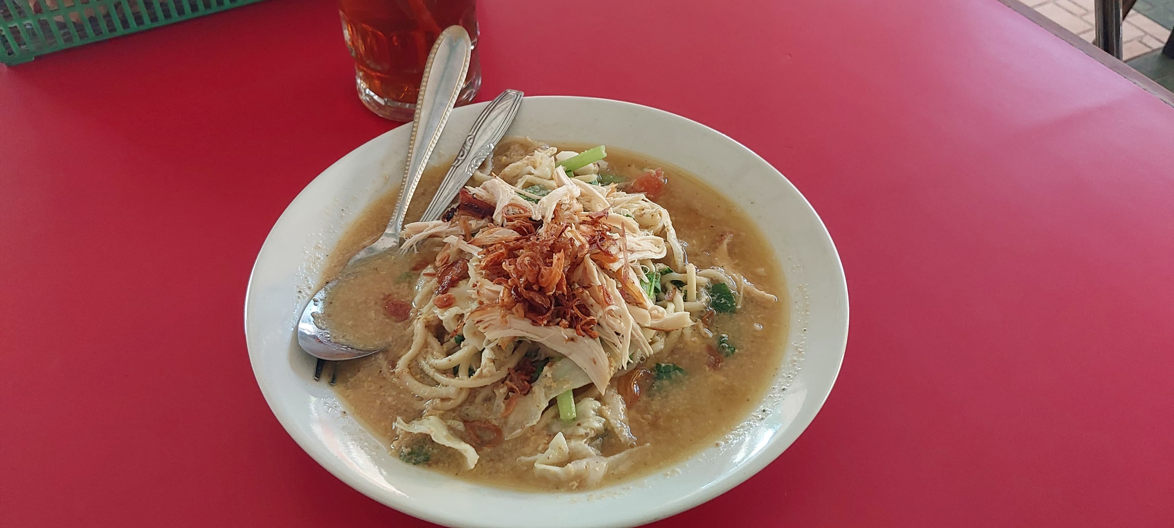 Rumah Bakmi & Soto Cicendo: Mie Godog Kuah Kental yang Bikin Penulis Nyesel Baru Coba Sekarang